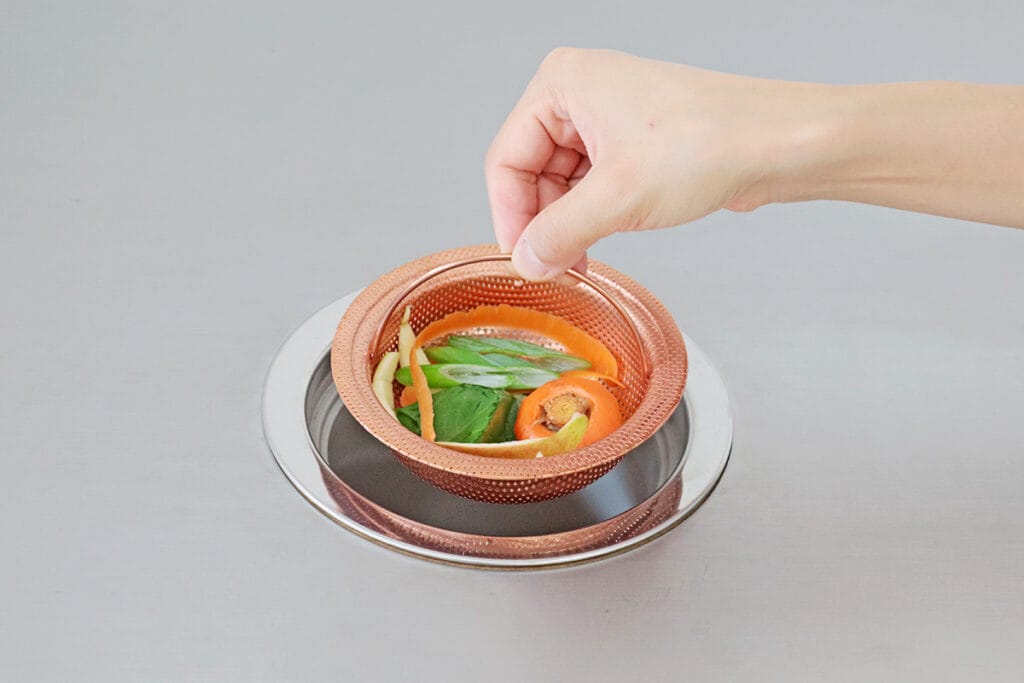 銅バスケット(浅型)に野菜くずが入っている様子