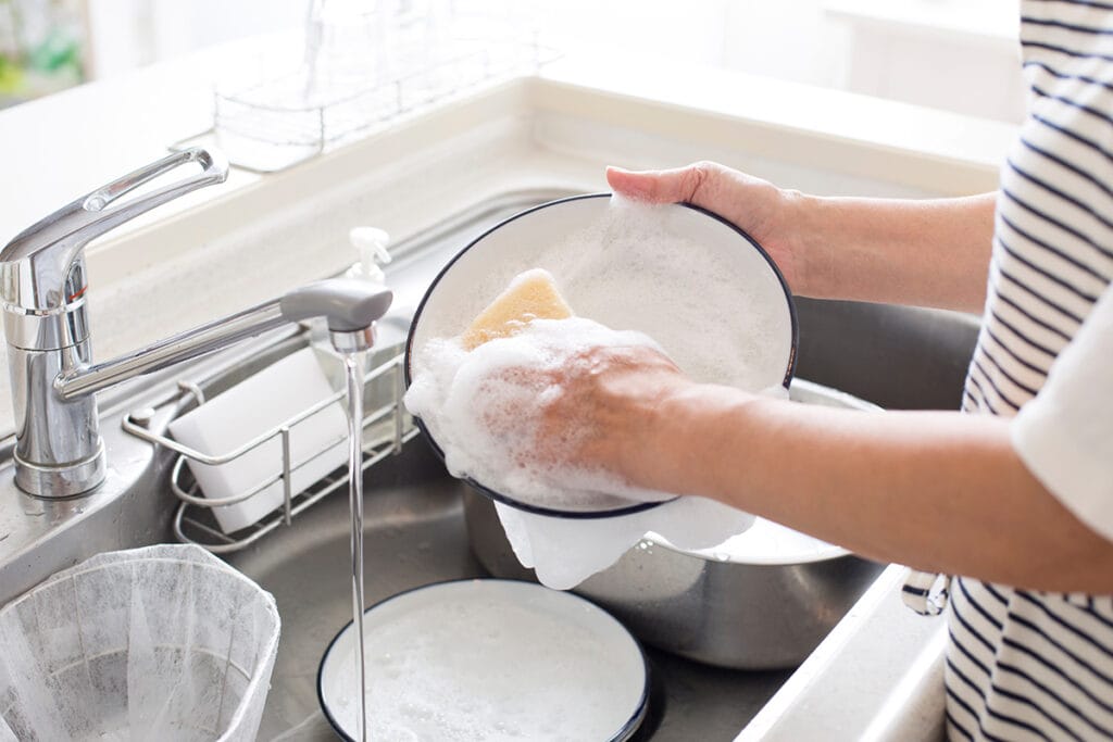 中性洗剤とスポンジを使った食器洗いのイメージ